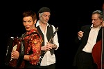 Gruppenbild 1 von Lili Pastis Passepartout mit Instrumenten auf der Bühne des Theaters ThiK in Baden. Bild: Simon Egli