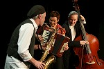 Gruppenbild 6 von Lili Pastis Passepartout mit Instrumenten auf der Bühne des Theaters ThiK in Baden. Bild: Simon Egli